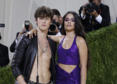 Fotografía de archivo, tomada el pasado 13 de septiembre, en la que se registró a los cantantes Shawn Mendes y Camila Cabello al posar en la alfombra roja del Met Gala 2021, en Nueva York (NY, EE.UU.).