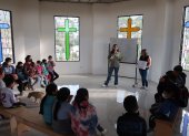 Niños participan en un taller sobre control de emociones y cultura de paz, el 5 de abril de 2022 en una iglesia del barrio Tierras Coloradas en Loja (Ecuador).