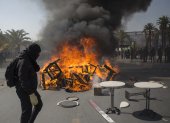 Manifestantes encienden, el 1 de mayo de 2022, una barricada durante una marcha con motivo del Día Internacional del Trabajo, en Santiago (Chile).