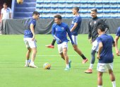 Joao Rojas (c), ofensivo de Emelec, será titular hoy frente al Deportivo Táchira en suelo venezolano, mientras que el defensa Gustavo Canto (i) esperaría su oportunidad en la banca de suplentes.