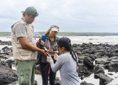 Acciones. Personal del Parque Nacional Galápagos en revisión de campo.