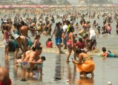 Sitio. Los turistas llegan hasta la playa para disfrutar del mar y su gastronomía durante los días de descanso.