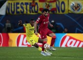 El delantero del Liverpool Mohamed Salah (derecha) juega un balón ante Pervis Estupiñán, del Villarreal.