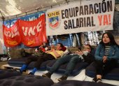 Los docentes acampan afuera de la Corte Constitucional con colchones inflables, carpas y banderas.