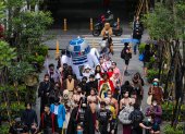Los fanáticos de Star Wars y Doctor Strange desfilan en la calle durante la celebración del día de Star Wars en Taipei, Taiwán, el 4 de mayo de 2022.