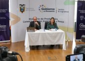 El ministro de Producción, Julio José Prado, en rueda de prensa junto a la viceministra de Exportaciones e Inversiones, Lorena Konanz.