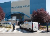 Llegada de un furgón funerario durante el segundo día de funcionamiento como morgue del Palacio de Hielo en marzo de 2020