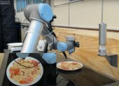 Robot chef probando comida