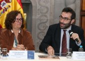 El secretario general del Tesoro y Financiación Internacional del Gobierno de España, Carlos Cuerpo (d), y la embajadora de España en Ecuador, Elena Madrazo (c), fueron registrados este viernes, durante un acto oficial, en la sede de la Cancillería, en Quito (Ecuador).
