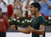 El tenista español Carlos Alcaraz celebra la victoria ante el serbio Novak Djokovic, tras el partido de semifinal del Mutua Madrid Open