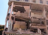 Destrozos en la fachada de la edificación tras una explosión en Hotel Saratoga, en la capital cubana