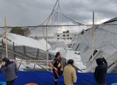 Daños. La estructura de una cancha sintética no soportó el peso del granizo y colapsó encima de varios deportistas.