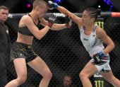 Carla Esparza (d) venció a Rose Namajunas.