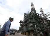 Estado. Un técnico de Petroecuador en la Refinería de Esmeraldas, complejo que requirió obras de mantenimiento