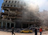 Cuerpos de emergencia trabajan en la remoción de escombros tras una explosión en Hotel Saratoga, en la capital cubana, el 6 de mayo de 2022.