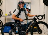 Richard Carapaz se mostró feliz al recibir su nueva bicicleta que la estrenará en la cuarta etapa del Giro.