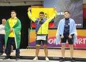 Elkin Ramírez, de 16 años (c), se colgó el oro en pesas, categoría 81 Kg, tras levantar 118 kg Arranque, 152 kg envión y 270 total.