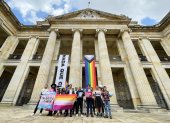 Integrantes de la comunidad LGBTI sostienen hoy carteles en la entrada del Congreso en Bogotá (Colombia).