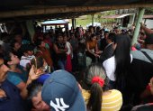 Familiares de presos esperan hoy por información en los alrededores de la cárcel de Santo Domingo de los Tsáchilas (Ecuador).