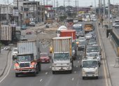 Tráfico. El transito en la vía perimetral en Guayaquil conjuga vehículos de carga, servicio público y particulares.