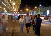 Paseos. Ahora las caminatas son constantes en la avenida, debido a que hay luz, música, restaurantes y bares abiertos en las noches.