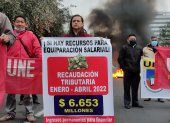 El 11 de mayo pasado, miembros de la UNE también protestaron afuera del Ministerio de Finanzas.