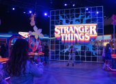 Una mujer posa para una foto en la sala de mezclas tras participar en Stranger Things: The Experience at the Duggal Greenhouse, en Brooklyn Navy Yard, Nueva York, , EE. UU.,