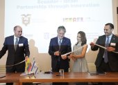 Fotografía cedida por la Secretaria General de Comunicación de Presidencia de Ecuador que muestra al presidente Guillermo Lasso (c) junto a la ministra israelí de Ciencia y Tecnología, Orit Farkash Hacohen (2d), durante la inauguración de una Oficina de Comercio e Innovación de Ecuador, hoy, en Jerusalén (Israel).