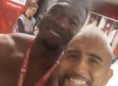 El ecuatoriano Felipe Caicedo (i) celebró con el chileno Arturo Vidal, el título que lograron con el Inter de Milán al ganar la Copa Italia.