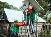 Fotografía cedida por Iberdrola que muestra a un grupo de técnicos instalando paneles solares, el 26 de abril del 2022, en la comunidad Río del Sol, municipio San Juan Guichicovi, Oaxaca (México). EFE/ Ginnette Riquelme/Ibredrola