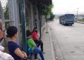 Los usuarios ven pasar muchos buses articulados, antes de ser recogidos por algún abastecedor que los ingresen a la terminal de Metrobastión.
