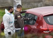 EN EL SECTOR DE LA ARMENIA EN LAS PRIMERAS HORAS DE DIA REPORTARON UN SICARIATO  DONDE FALLECIERON DOS PERSONAS  EN EL INTERIOR DE UN AUTOMOVIL ROJO 
Agencia (ag-expreso ag-extra ag-quito) ag-periodistas-quito