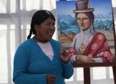 La artista aimara Claudia Callizaya habla, el 10 de mayo de 2022, durante su primera exposición llamada "Q"apha warmi", mujer fuerte y trabajadora, en El Alto (Bolivia).