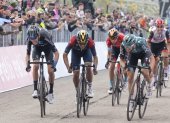 Richard Carapaz (c), ciclista ecuatoriano del Ineos, acelera en el sprint final de la novena etapa del Giro de Italia, en la que fue tercero. En primer lugar llegó el australiano Jai Hindley (d), del Bora Hansgrohe.