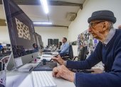 Brusque, Brasil. En los 84 años trabajados, Walter Orthmann nunca ha dejado de aprender. Está actualizado con los nuevos sistemas laborales.