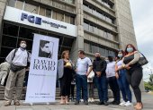 Hoy, la madre y amigos de David Romo en los exteriores de la Fiscalía General del Estado en Quito.