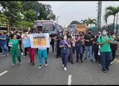 Un grupo de estudiantes de la Universidad de Guayaquil protestó en los exteriores del centro de estiudio.