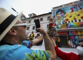 El artista español Okuda San Miguel (i), participa este 16 de mayo de 2022 en la inauguración de un mural que pintó en Quito