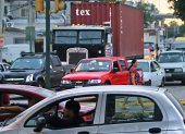 Especialmente en las horas pico, en la Domingo Comín se observan la columna de carros que están atascados en los estrechos carriles.