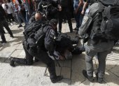 La policía israelí arresta a un hombre durante el cortejo fúnebre de la periodista Shireen Abu Akleh.