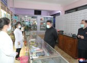 El líder Kim Jong-un pidió mejorar la distribución de medicinas ante la avalancha de casos.
