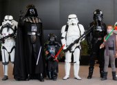 Personas disfrazadas de los personajes de Star Wars, una saga cinematográfica que ha marcado época.