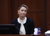 La actriz Amber Heard testifica en la sala del tribunal del circuito del condado de Fairfax, Virginia, EE.UU., hoy, 16 de mayo de 2022.