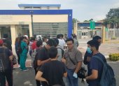 Un grupo de estudiantes de Medicina de la Universidad de Guayaquil acudió a la institución a la espera de una solución a su reclamo.