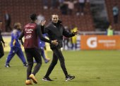 Luis Zubeldía participa mucho con los jugadores. Cuando hay goles suele correr para abrazarse con sus futbolistas. Hace lo mismo al terminar cada encuentro.