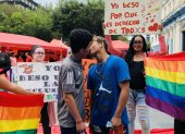 El "beso diverso" se llevó acabo en el Día Internacional Contra la Homofobia.