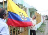Homenaje. Carmen Avilés recuerda aquella bonita tradición de colocar  la bandera afuera de los hogares durante las fechas históricas.