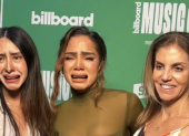 Aunque todo es parte de lo que hace la inteligencia artificial al detectar el rostro, Anitta se ve muy triste en la alfombra roja de los Billboard