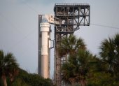 Fotografía cedida por la NASA donde se aprecia la nave espacial CST-100 Starliner de Boeing en lo alto del cohete Atlas V de United Launch Alliance (ULA) instalado este jueves 19 de mayo en la plataforma de lanzamiento del Complejo de lanzamiento espacial 41 en la Estación de la Fuerza Espacial de Cabo Cañaveral en Florida.