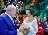 Fotografía cedida que muestra al expresidente brasileño Luiz Inácio Lula da Silva y a la socióloga Rosângela Silva mientras celebran su matrimonio